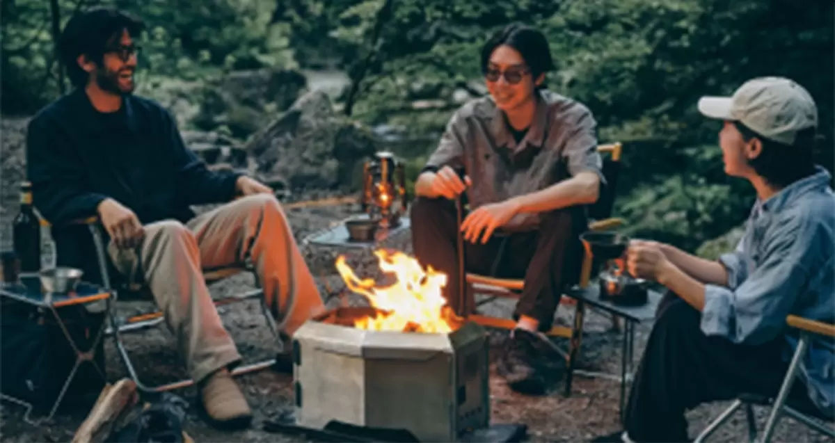 Un feu pyrotechnique minimaliste japonais remodèle l'esthétique de la vie en plein air